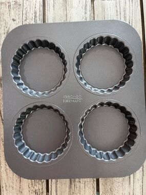 Chicago Metallic - Tart Pan with Pop-out bottoms to help remove tarts